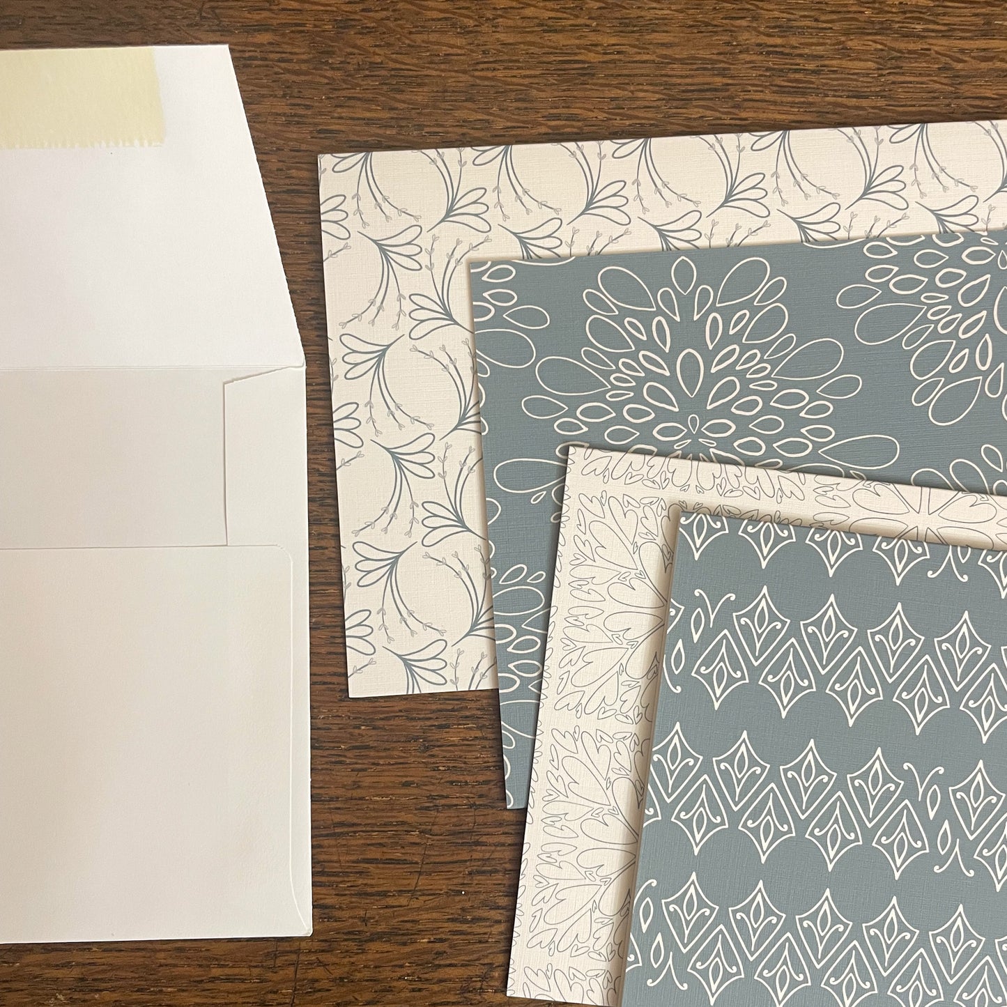 Photo of 4 greeting cards with envelope.